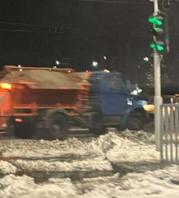 500 дорожніх робітників та 80 одиниць спецтехніки: у Дніпрі комунальники ліквідують наслідки негоди