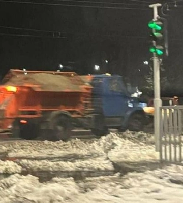 У Дніпрі 500 дорожніх робітників та 80 одиниць спецтехніки працюють над ліквідацією наслідків негоди