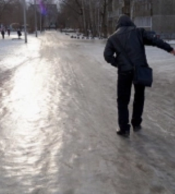 На дорогах Білгорода-Дністровського – ожеледиця, працювала спецтехніка
