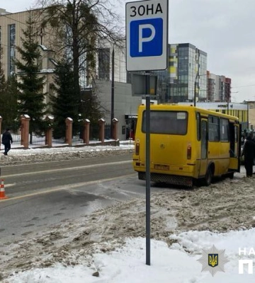 У Львові маршрутка наїхала на пішохода