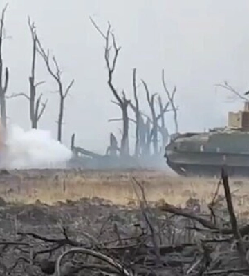 Американська БМП Bradley &quot;розбирає&quot; російську БМП на полі бою поблизу Степового. ВIДЕО