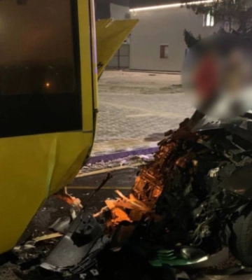 У Києві легковик влетів у автобус під час висадки пасажирів на зупинці