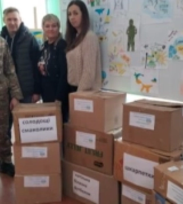 У Корці гімназисти зібрали подарунки захисникам на передову