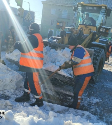 З вулиць Рівного активно вивозять сніг