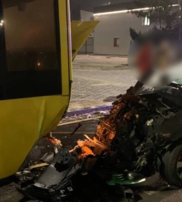 В Киеве легковушка на скорости протаранила маршрутку, которая на остановке высаживала пассажиров. Фото