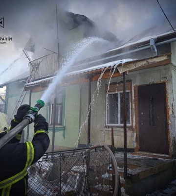 На Львівщині внаслідок пожежі в будинку загинув літній чоловік з 2-річною онучкою