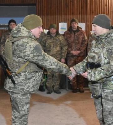 Артилерист з Кіровоградщини отримав «Хрест Хоробрих» від Залужного