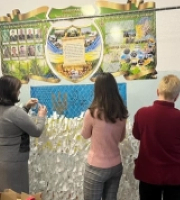 У Здолбунові учні та викладачі плели маскувальні сітки на зимових каналікулах