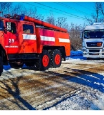 На Березівщині рятувальники витягнули вантажівку зі снігового замету