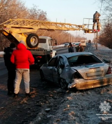 У Кропивницькому Mercedes врізався в електроопору (ФОТОФАКТ)