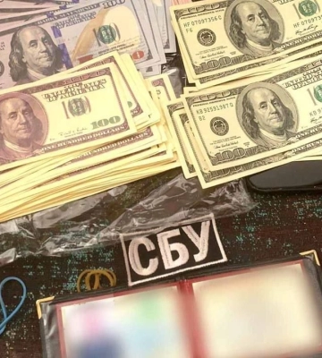 У Чернівцях прикордонника, який ймовірно обіцяв працевлаштувати до СБУ за 10 тис. доларів, підозрюють в отриманні хабаря