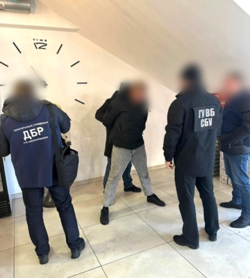 За 10 тис. доларів прикордонник обіцяв фіктивне працевлаштувати до СБУ у Чернівцях
