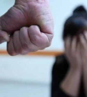 На Полтавщині жінку побив співмешканець: потерпіла в тяжкому стані