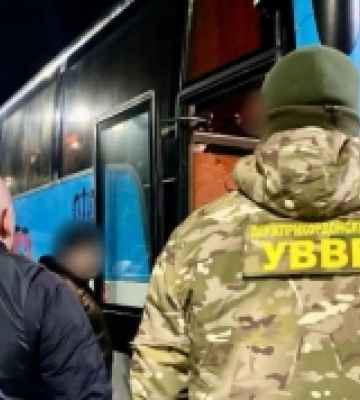 За 6000 дол США вивозив ухилянтів за кордон на спальному місці водія – викрито керманича рейсового автобуса Одеса-Кишинів