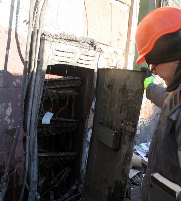 Енергетики відновлюють електрику у середмісті Харкова після російських ракет 