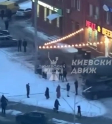 В Киеве на Троещине КамАЗ с бетоносмешалкой протаранил несколько легковушек и въехал в витрину магазина. Видео