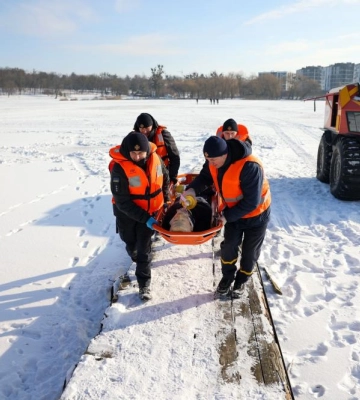 Рятувальники Рівненщини показали, як допомогти людині, яка провалилася під лід  (ВІДЕО)