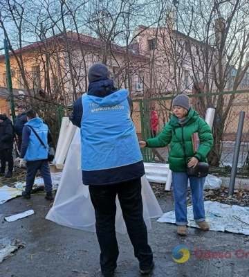 Одеські тепловики відновлюють пошкоджену нічною атакою тепломагістраль 