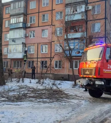 На Дніпропетровщині хлопчик намагався втекти з дому і застряг на підвіконні