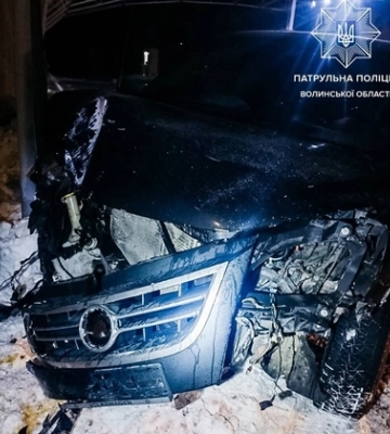 На Волині п&#039;яний на Volkswagen пролетів повз патрульних та зніс дорожній ліхтар 