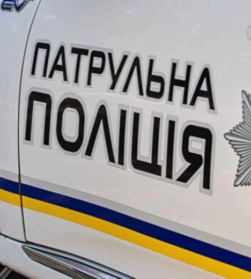 До пологового з маячками: патрульні супроводили автомобіль з породіллею, яка от-от мала народити (ВІДЕО)