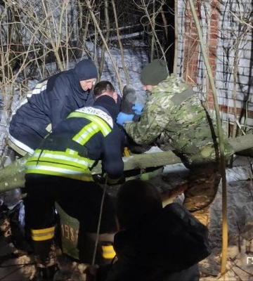 На Вінниччині рятувальники дістали з криниці тіло літньої людини