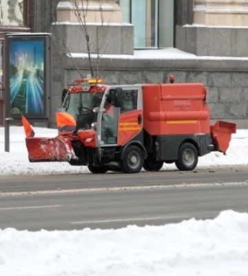 На дорогах Києва працюють 283 одиниці снігоприбиральної техніки