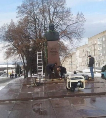 На Дніпропетровщині демонтовано бюст натхненника зросійщення України