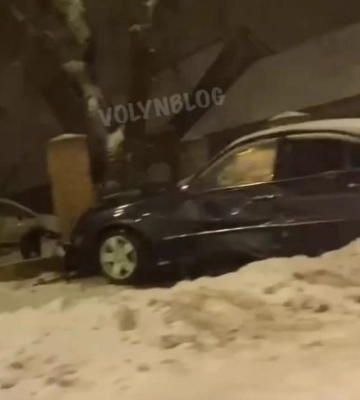 У Луцьку автівку Mercedes після удару з BMW відкинуло в паркан. Відео