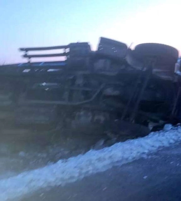 В Каменском районе на трассе перевернулся грузовой автомобиль: видео момента