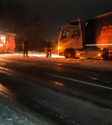 На Рівненщині вантажівка застрягла у сніговому заметі
