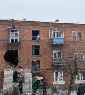 Росіяни вдарили по багатоквартирному будинку в Куп‘янську: відомо про одну загиблу (Фото)
