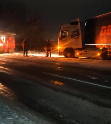 На Рівненщині вантажівка застрягла у сніговому заметі
