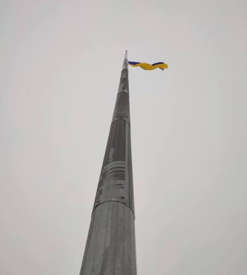 У Харкові через негоду замінили державний прапор на головному флагштоку міста