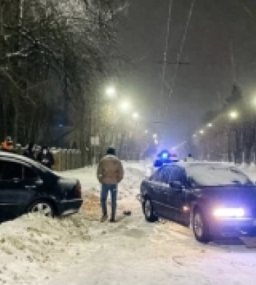 У Луцьку автівку Mercedes після удару з BMW відкинуло в паркан. Відео