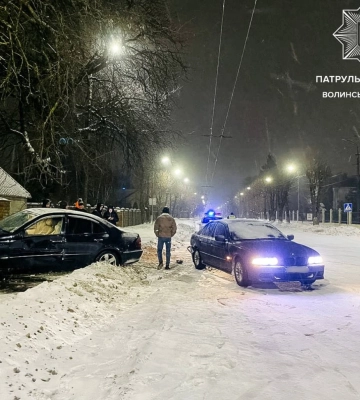 У Луцьку автівку Mercedes після удару з BMW відкинуло в паркан. Відео