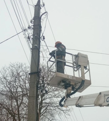 В Чугуеве запитали абонентов, оставшихся без света после удара РФ 