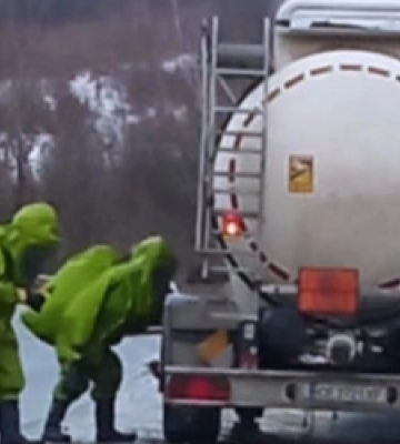Фахівці з радіаційно-хімічного та біологічного захисту намагаються  обвалувати цистерну на трасі Львів-Івано-Франківськ