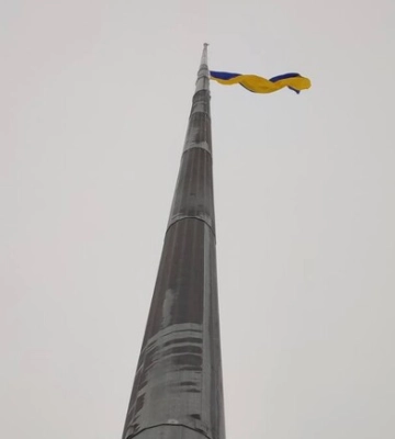 Через негоду: у Харкові на головному флагштоку замінили прапор