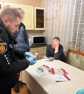 Продавав нарковмісні пігулки: у Вараші поліцейські викрили раніше судимого наркозбувача