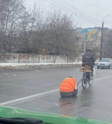 На дорогах Дніпра побачили велосипед з “причепом”
