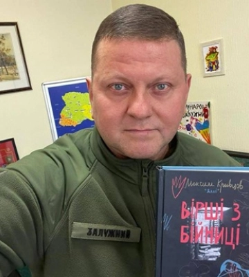 Залужному подарували книгу загиблого на війні поета Максима Кривцова