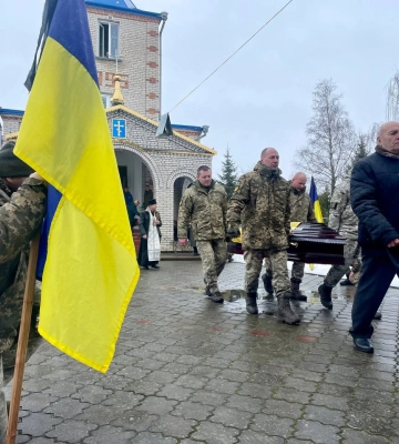 Довгих десять місяців вважався зниклим безвісти: «на щиті» на Волинь повернувся додому Герой Геннадій Абрамчук