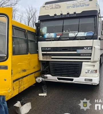 Біля Тернополя масштабна ДТП з двома вантажівками та рейсовим автобусом