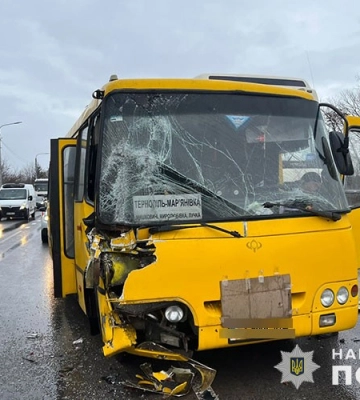 Біля Тернополя зіткнулися дві вантажівки та рейсовий автобус: багато травмованих