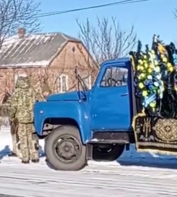 Пішов на фронт, нічого не сказавши рідній сестрі: на Волині поховали молодого Героя Василя Карп’юка. Відео