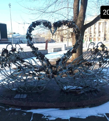 У Миколаєві демонтували ковану скульптуру лебедів. Її реконструюють