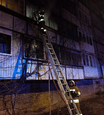 У Миколаєві горіла квартира — рятувальники по драбині евакуювали жінку