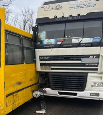 Біля Тернополя масштабна ДТП з двома вантажівками та рейсовим автобусом
