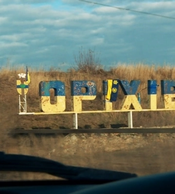 У прифронтовому Оріхові російські війська авіаударом зруйнували ще одну дев’ятиповерхівку, – ФОТО